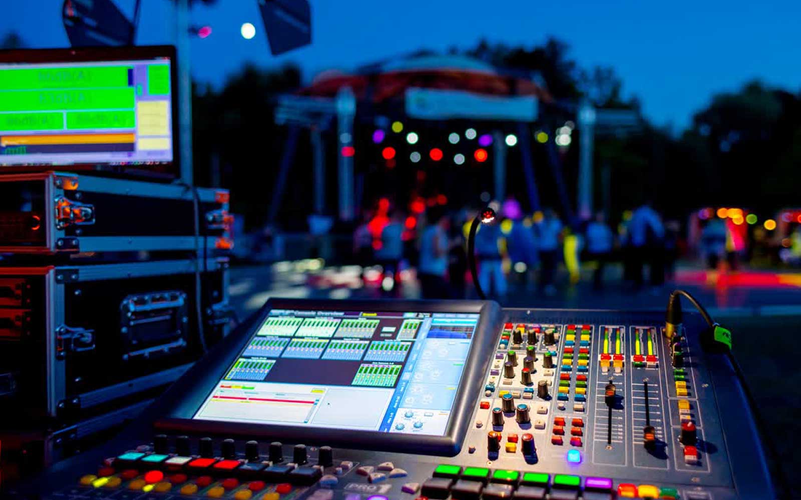 Ein Mischpult und weitere Veranstaltungstechnik auf einem Fest