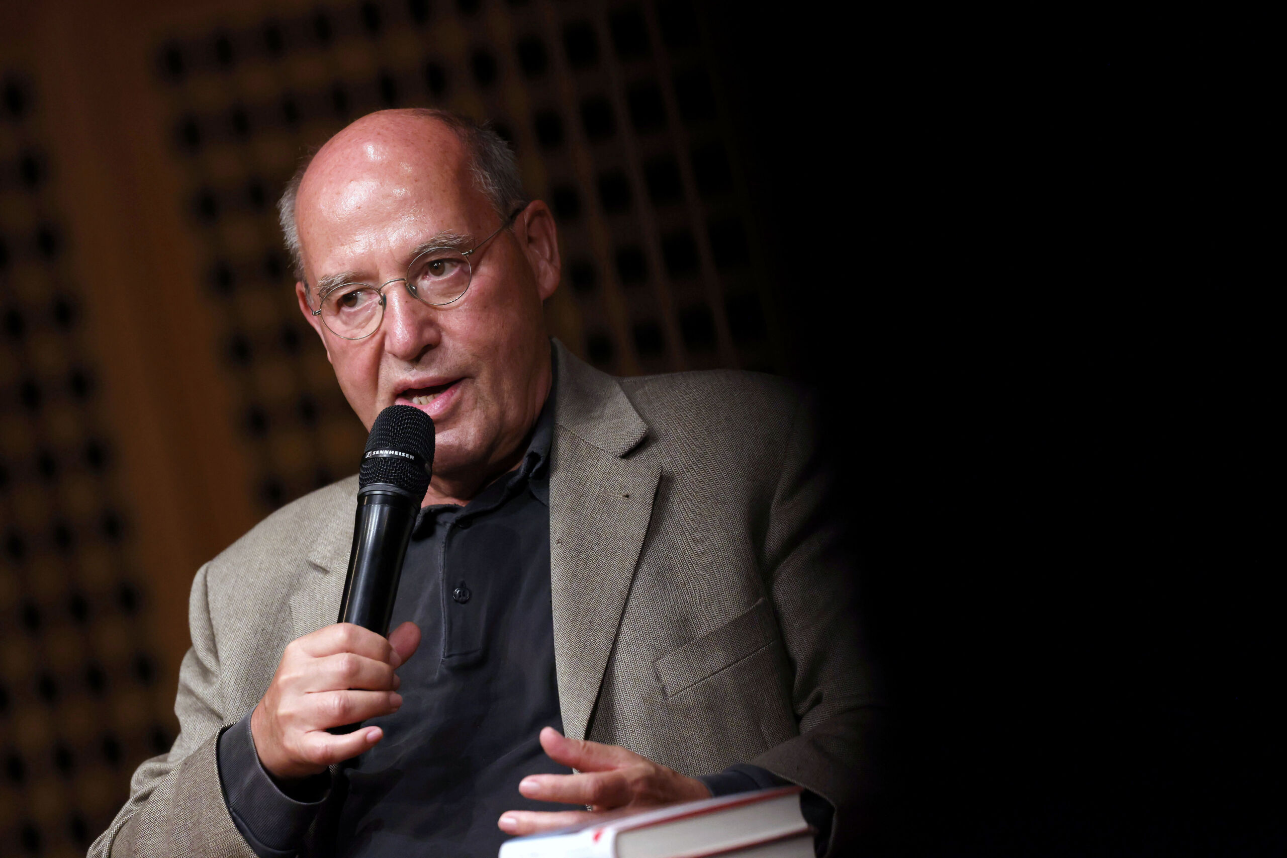 "Dr. Gregor Gysi - Auf eine Currywurst" am 19.11.2027 in der Stadthalle Cottbus